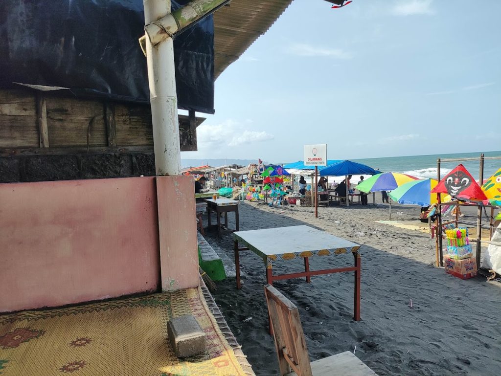 Daya tarik utama Pantai Depok adalah sajian kuliner lautnya. Daya tarik utama Pantai Depok adalah sajian kuliner lautnya.
