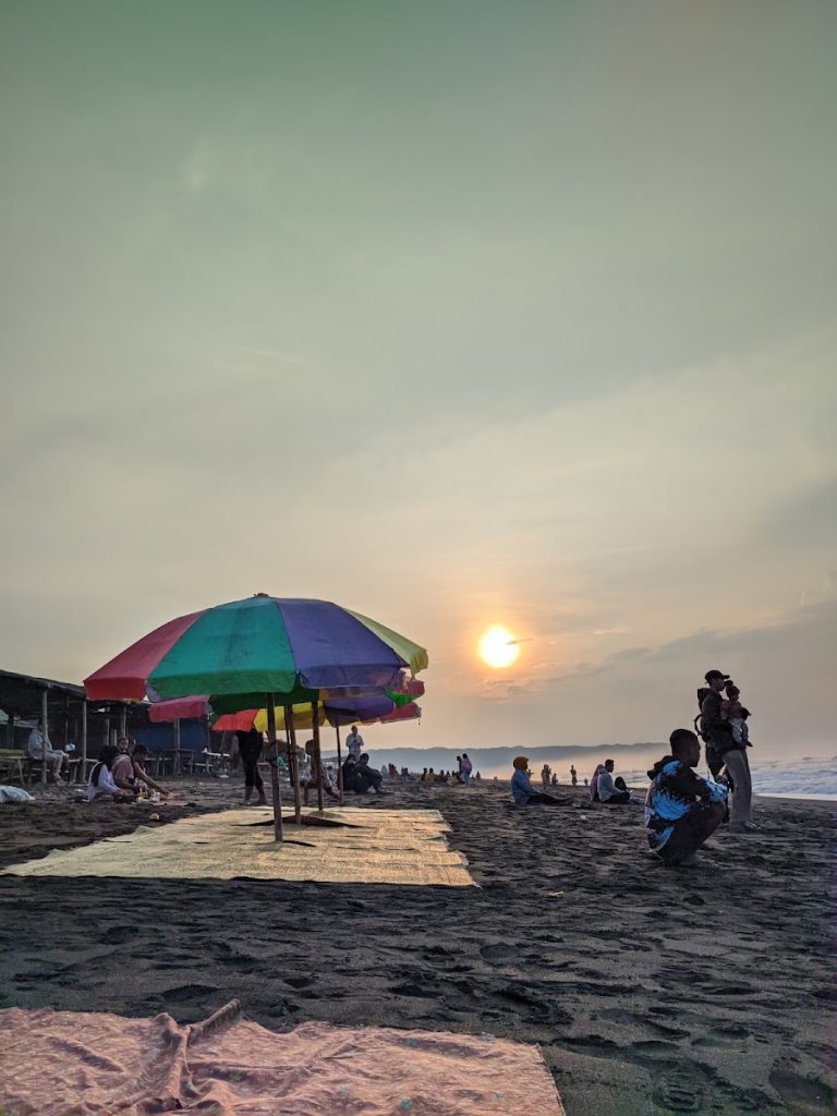 Fasilitas di Pantai Depok Fasilitas di Pantai Depok