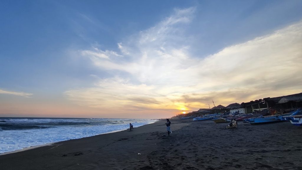 Sunset di Pantai Depok menjadi momen yang banyak dinantikan oleh wisatawan karena perpaduan warna jingga, merah, dan biru di langit menciptakan latar dramatis yang memesona. Sunset di Pantai Depok menjadi momen yang banyak dinantikan oleh wisatawan karena perpaduan warna jingga, merah, dan biru di langit menciptakan latar dramatis yang memesona.