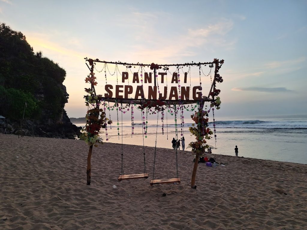 Keindahan Alam dan Karakteristik Pantai Sepanjang Keindahan Alam dan Karakteristik Pantai Sepanjang