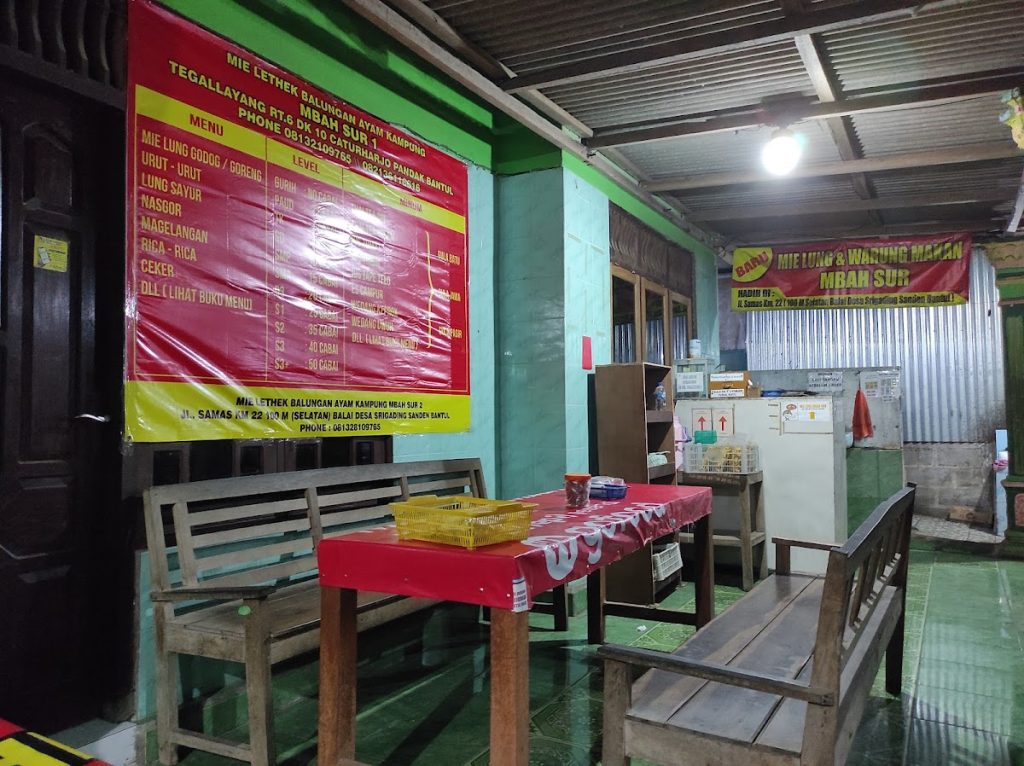 Mie Lethek Balungan Mbah Sur sering dibandingkan dengan beberapa tempat mie lethek terkenal lain di Jogja karena variasinya. Mie Lethek Balungan Mbah Sur sering dibandingkan dengan beberapa tempat mie lethek terkenal lain di Jogja karena variasinya.