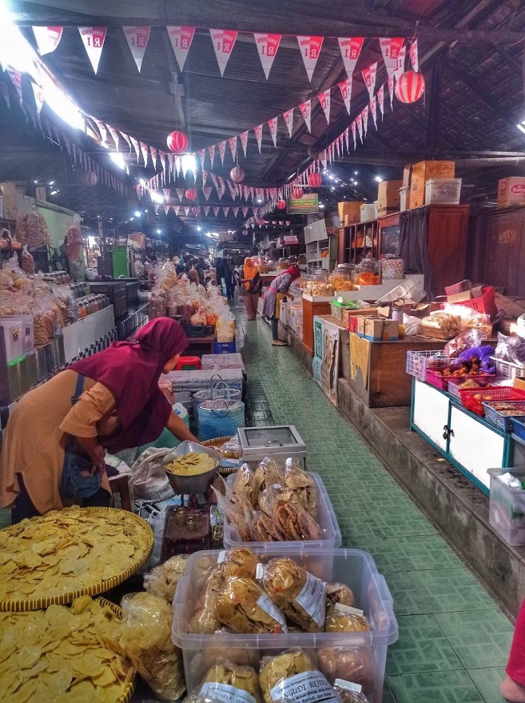 Pasar Legi tidak hanya soal belanja barang kebutuhan — kuliner tradisionalnya adalah daya tarik utama wisatawan dan warga Jogja. Pasar Legi tidak hanya soal belanja barang kebutuhan — kuliner tradisionalnya adalah daya tarik utama wisatawan dan warga Jogja.