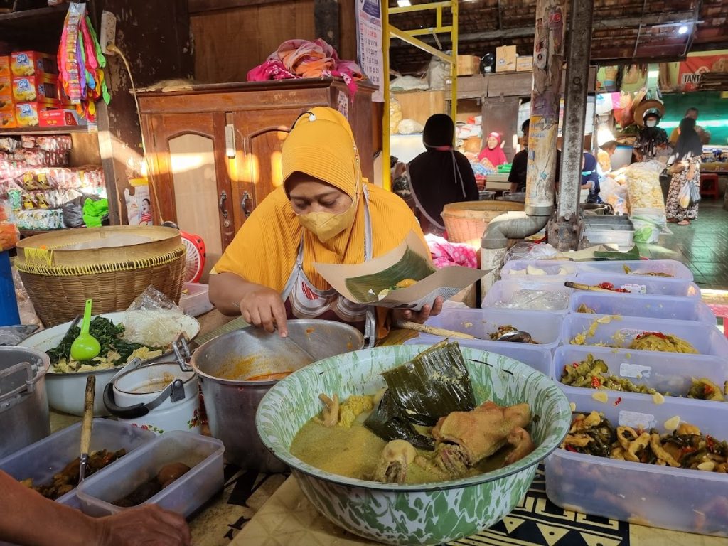 Tip kuliner di Pasar Legi Kotagede Jogja: datang pagi atau sore hari akan memberikan pilihan makanan yang paling lengkap dan suasana pasar yang hidup. Tip kuliner di Pasar Legi Kotagede Jogja: datang pagi atau sore hari akan memberikan pilihan makanan yang paling lengkap dan suasana pasar yang hidup.