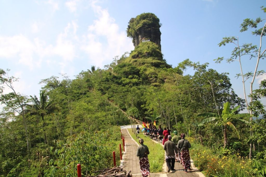 Puncak Widosari tidak hanya menawarkan panorama, tetapi juga berbagai aktivitas menarik yang dapat dinikmati oleh pengunjung. Puncak Widosari tidak hanya menawarkan panorama, tetapi juga berbagai aktivitas menarik yang dapat dinikmati oleh pengunjung.