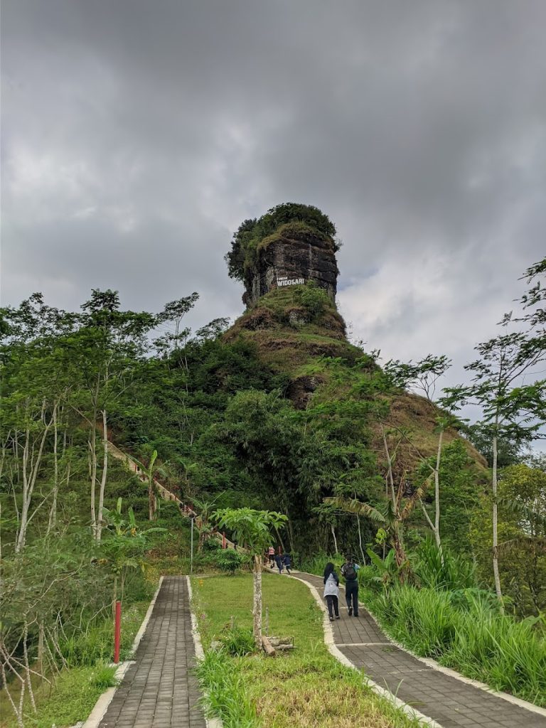 Untuk mencapai Puncak Widosari, akses yang tersedia relatif mudah dilalui, meskipun rutenya menanjak dan berliku khas perbukitan Menoreh. Untuk mencapai Puncak Widosari, akses yang tersedia relatif mudah dilalui, meskipun rutenya menanjak dan berliku khas perbukitan Menoreh.