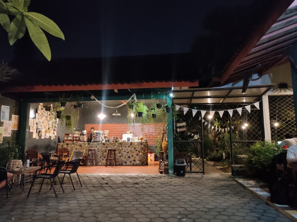 Salah satu alasan utama mengapa banyak orang memilih Saorsa Kopi sebagai tempat nongkrong adalah suasana yang dihadirkannya. Salah satu alasan utama mengapa banyak orang memilih Saorsa Kopi sebagai tempat nongkrong adalah suasana yang dihadirkannya.