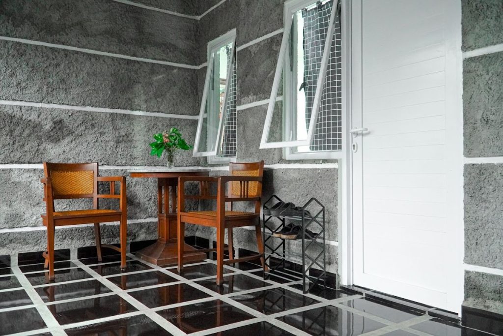 Halona Malioboro Homestay terdiri dari beberapa unit yang berdekatan, masing-masing didesain sederhana tetapi fungsional untuk tamu keluarga, grup teman, maupun rombongan kecil. Halona Malioboro Homestay terdiri dari beberapa unit yang berdekatan, masing-masing didesain sederhana tetapi fungsional untuk tamu keluarga, grup teman, maupun rombongan kecil.