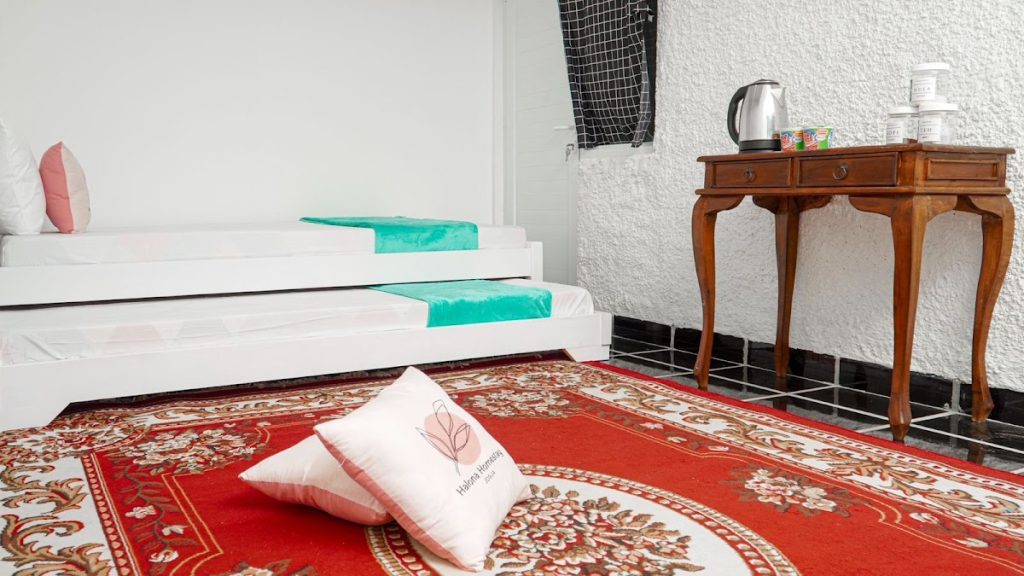 Halona Malioboro Homestay punya beberapa unit dengan variasi fasilitas yang sedikit berbeda, tapi intinya mirip — semuanya bisa dipakai oleh rombongan kecil atau keluarga. Halona Malioboro Homestay punya beberapa unit dengan variasi fasilitas yang sedikit berbeda, tapi intinya mirip — semuanya bisa dipakai oleh rombongan kecil atau keluarga.