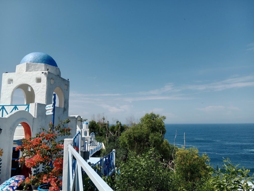 Jungwok Blue Ocean, sebuah area wisata dengan konsep estetika ala Santorini (warna putih-biru) dan berbagai spot foto unik, resto, serta beach club. Jungwok Blue Ocean, sebuah area wisata dengan konsep estetika ala Santorini (warna putih-biru) dan berbagai spot foto unik, resto, serta beach club.