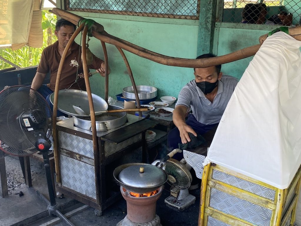 Dengan cita rasa yang lezat dan kualitas yang terjaga, tidak mengherankan jika Sate Pak Turut sukses menjadi sate kambing nomor satu di Gunungkidul. Dengan cita rasa yang lezat dan kualitas yang terjaga, tidak mengherankan jika Sate Pak Turut sukses menjadi sate kambing nomor satu di Gunungkidul.