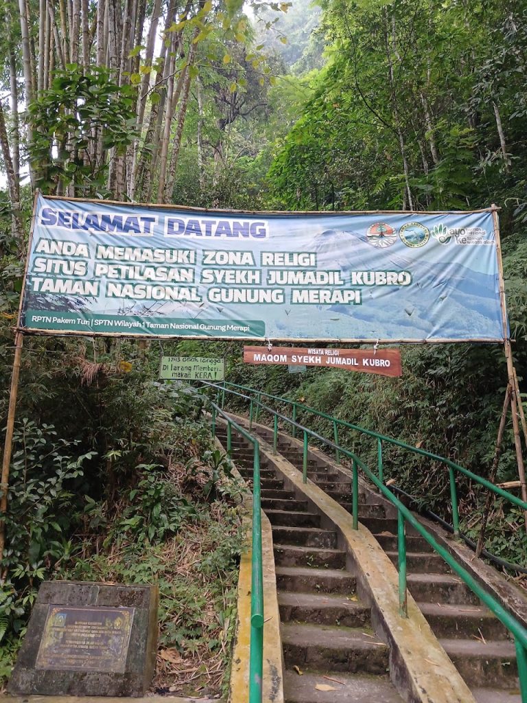 Di puncak Bukit Turgo terdapat makam Syekh Jumadil Kubra, yang menjadi titik ziarah bagi banyak peziarah muslim. Di puncak Bukit Turgo terdapat makam Syekh Jumadil Kubra, yang menjadi titik ziarah bagi banyak peziarah muslim.