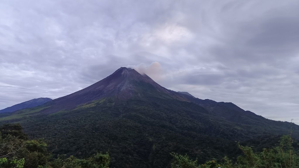 Salah satu daya tarik utama Bukit Turgo adalah pemandangan alam yang ditawarkannya. Salah satu daya tarik utama Bukit Turgo adalah pemandangan alam yang ditawarkannya.