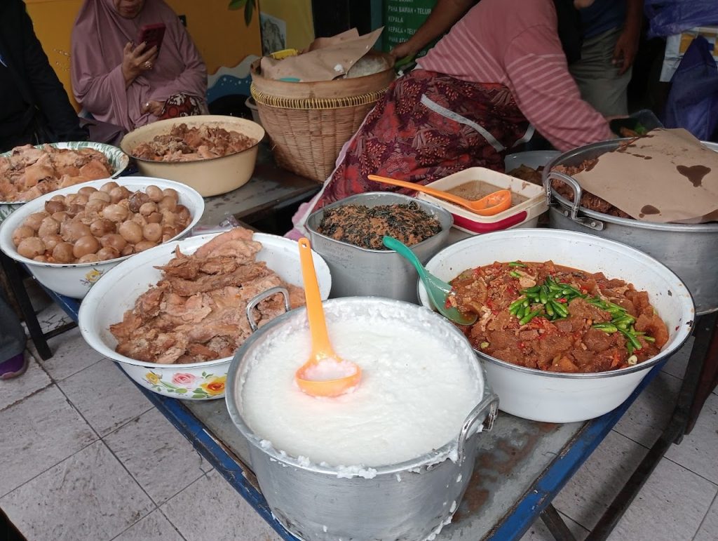Salah satu karakter yang membedakan Gudeg Mbah Lindu dari restoran modern adalah suasana ruang makan yang tetap sederhana dan autentik. Salah satu karakter yang membedakan Gudeg Mbah Lindu dari restoran modern adalah suasana ruang makan yang tetap sederhana dan autentik.