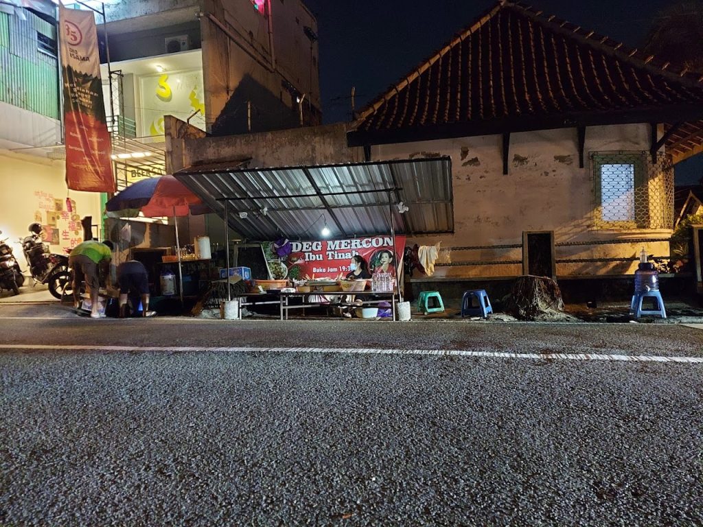 Lokasi warung Gudeg Mercon Bu Tinah yang berada di kawasan Cokrodiningratan dan dekat dengan Pasar Kranggan serta Tugu Jogja memberi keuntungan strategis. Lokasi warung Gudeg Mercon Bu Tinah yang berada di kawasan Cokrodiningratan dan dekat dengan Pasar Kranggan serta Tugu Jogja memberi keuntungan strategis.