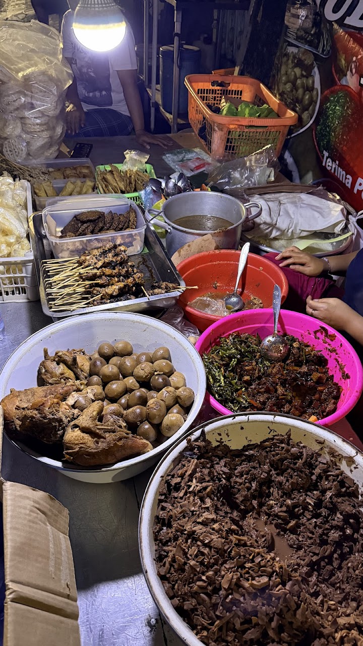 Keunikan utama dari Gudeg Mercon Bu Tinah terletak pada sensasi pedas yang dominan — berbeda dari citra gudeg Yogyakarta umumnya yang cenderung manis. Keunikan utama dari Gudeg Mercon Bu Tinah terletak pada sensasi pedas yang dominan — berbeda dari citra gudeg Yogyakarta umumnya yang cenderung manis.