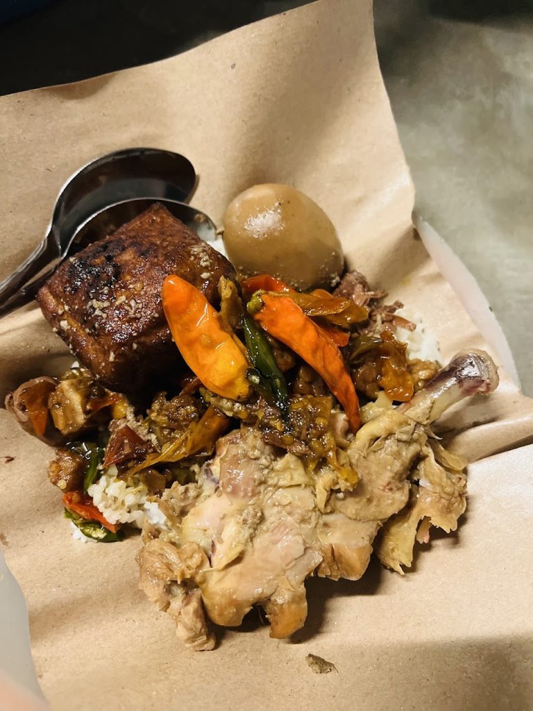Gudeg Mercon Bu Tinah menawarkan menu yang cukup sederhana namun fokus pada kombinasi nasi gudeg dengan sambal pedas mercon dan lauk pilihan. Gudeg Mercon Bu Tinah menawarkan menu yang cukup sederhana namun fokus pada kombinasi nasi gudeg dengan sambal pedas mercon dan lauk pilihan.