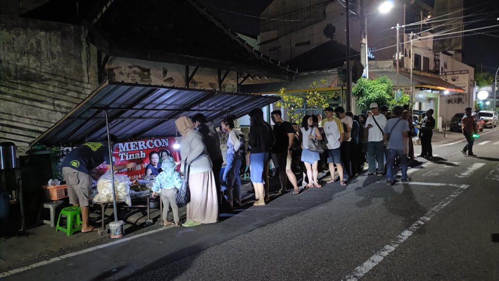 Gudeg Mercon Bu Tinah beroperasi sebagai warung tenda sederhana di trotoar pinggir jalan. Gudeg Mercon Bu Tinah beroperasi sebagai warung tenda sederhana di trotoar pinggir jalan.