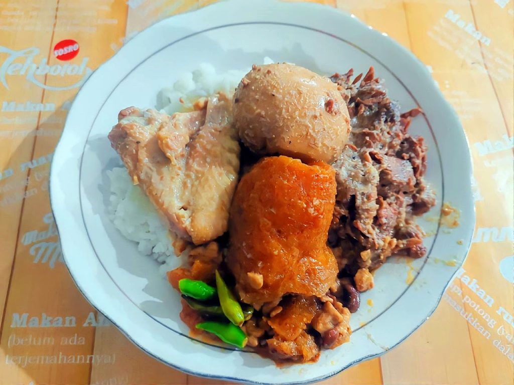 Gudeg Permata Bu Narti, Jogja: Legenda Gudeg Malam yang Otentik dan Mengundang Selera Gudeg Permata Bu Narti, Jogja: Legenda Gudeg Malam yang Otentik dan Mengundang Selera