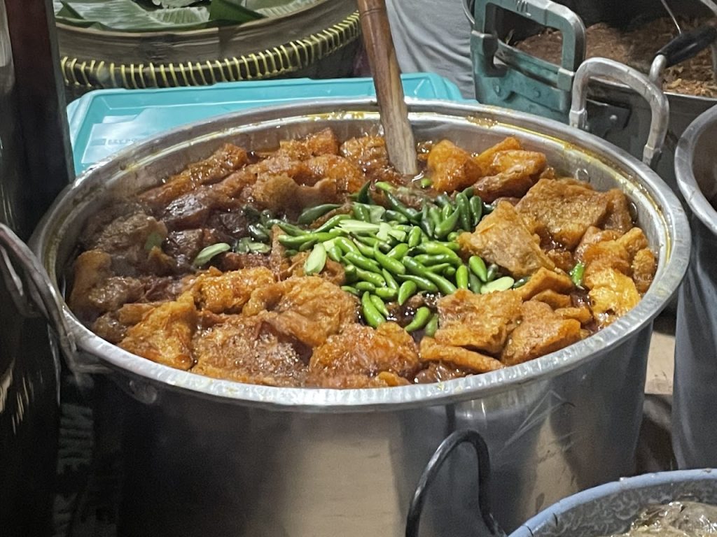 Gudeg Permata Bu Narti, Jogja: Legenda Gudeg Malam yang Otentik dan Mengundang Selera Gudeg Permata Bu Narti, Jogja: Legenda Gudeg Malam yang Otentik dan Mengundang Selera