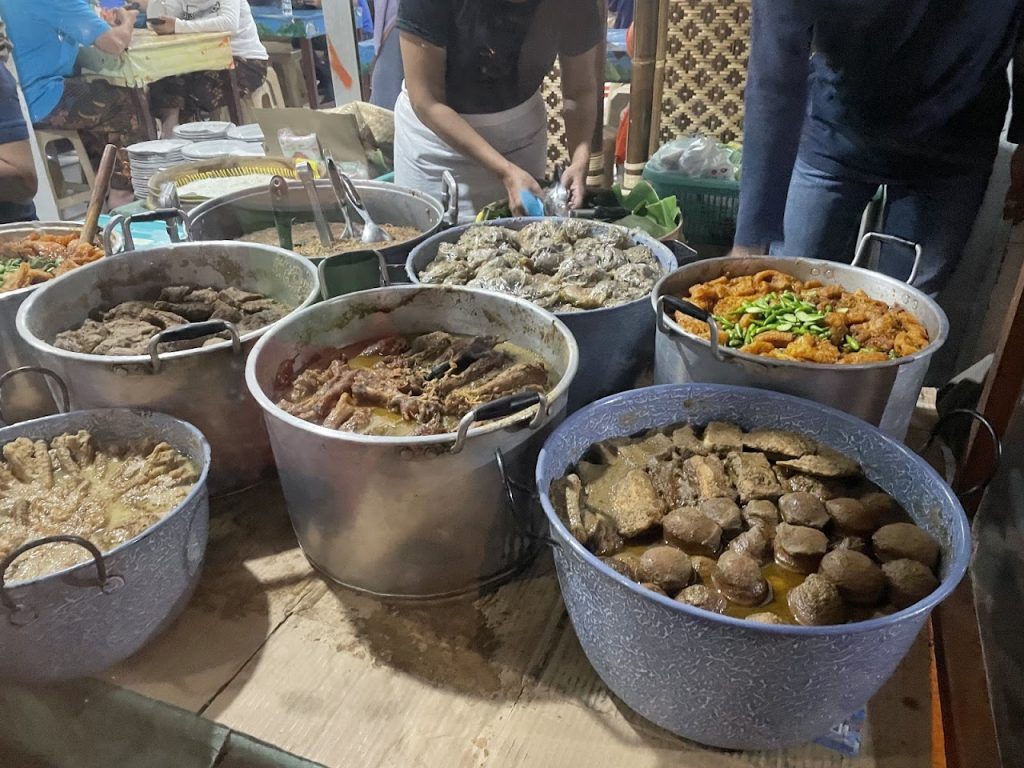Gudeg Permata Bu Narti, Jogja: Legenda Gudeg Malam yang Otentik dan Mengundang Selera Gudeg Permata Bu Narti, Jogja: Legenda Gudeg Malam yang Otentik dan Mengundang Selera
