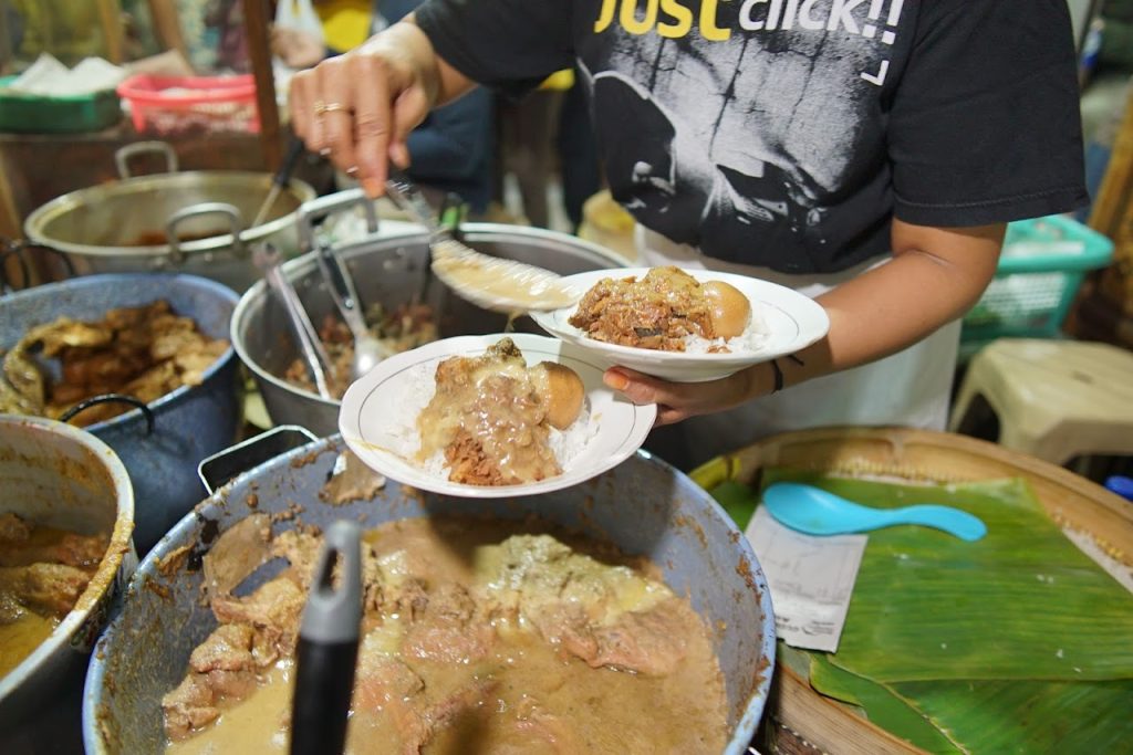 Gudeg Permata Bu Narti, Jogja: Legenda Gudeg Malam yang Otentik dan Mengundang Selera Gudeg Permata Bu Narti, Jogja: Legenda Gudeg Malam yang Otentik dan Mengundang Selera