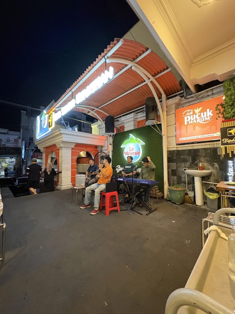 Suasana Lively dengan Live Music di Gudeg Sagan Jogja. Suasana Lively dengan Live Music di Gudeg Sagan Jogja.