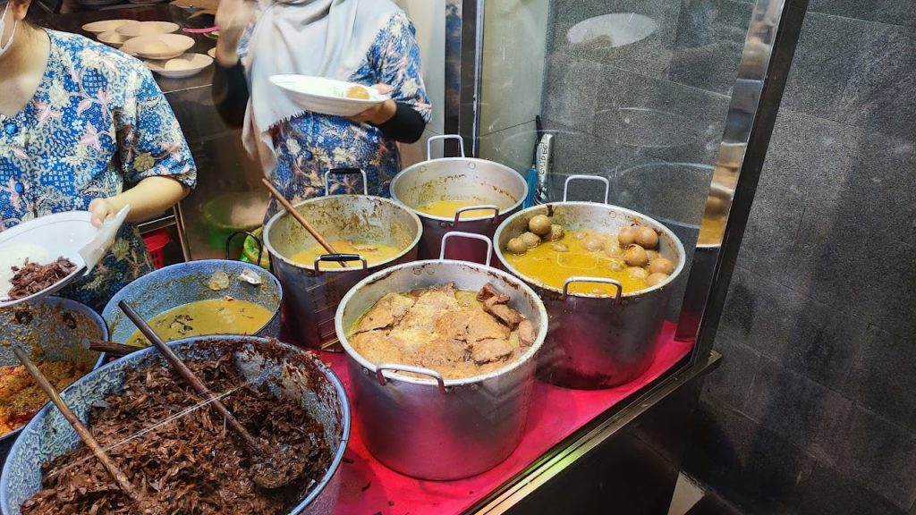 Gudeg Sagan menerapkan konsep prasmanan self-service. Gudeg Sagan menerapkan konsep prasmanan self-service.