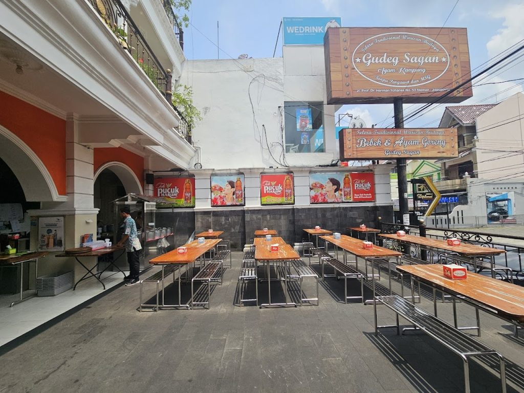 Gudeg Sagan hadir dengan bangunan megah bergaya kolonial-modern, lengkap dengan area indoor dan outdoor yang luas. Gudeg Sagan hadir dengan bangunan megah bergaya kolonial-modern, lengkap dengan area indoor dan outdoor yang luas.