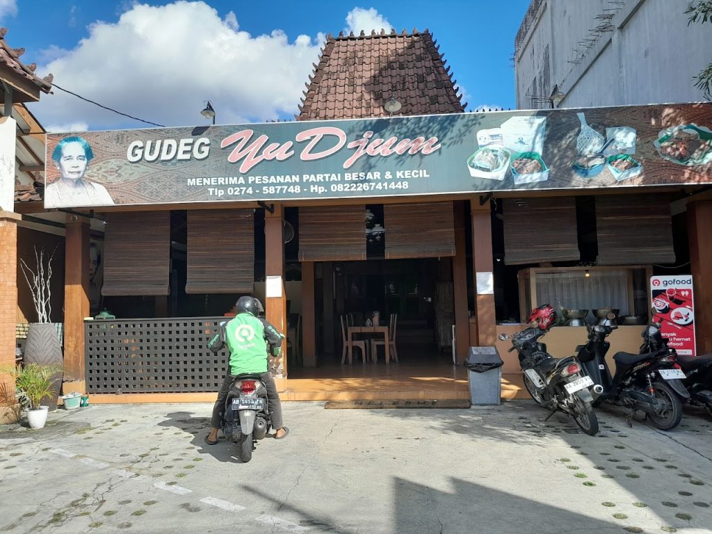 Gudeg Yu Djum Cabang Jl. A.M. Sangaji: Ikon Gudeg Kering Legendaris Sejak 1951 di Jantung Kota Yogyakarta Gudeg Yu Djum Cabang Jl. A.M. Sangaji: Ikon Gudeg Kering Legendaris Sejak 1951 di Jantung Kota Yogyakarta