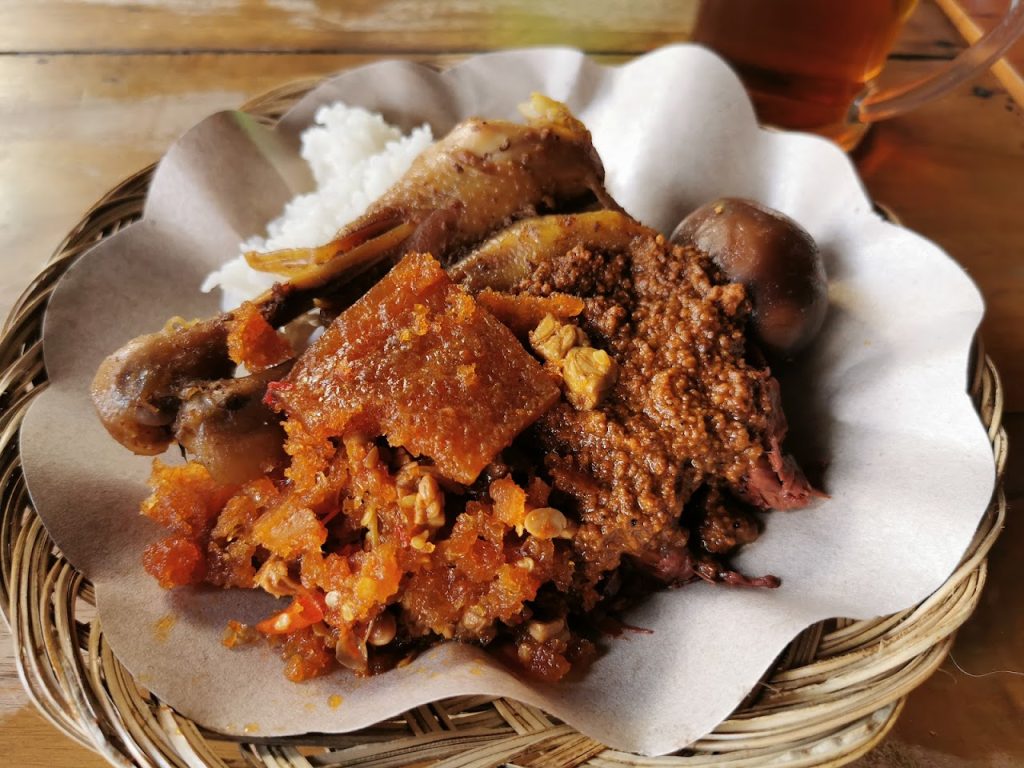 Cita Rasa Gudeg Kering Gurih-Manis yang Autentik Gudeg Yu Djum Cabang Jl. A.M. Sangaji. Cita Rasa Gudeg Kering Gurih-Manis yang Autentik Gudeg Yu Djum Cabang Jl. A.M. Sangaji.