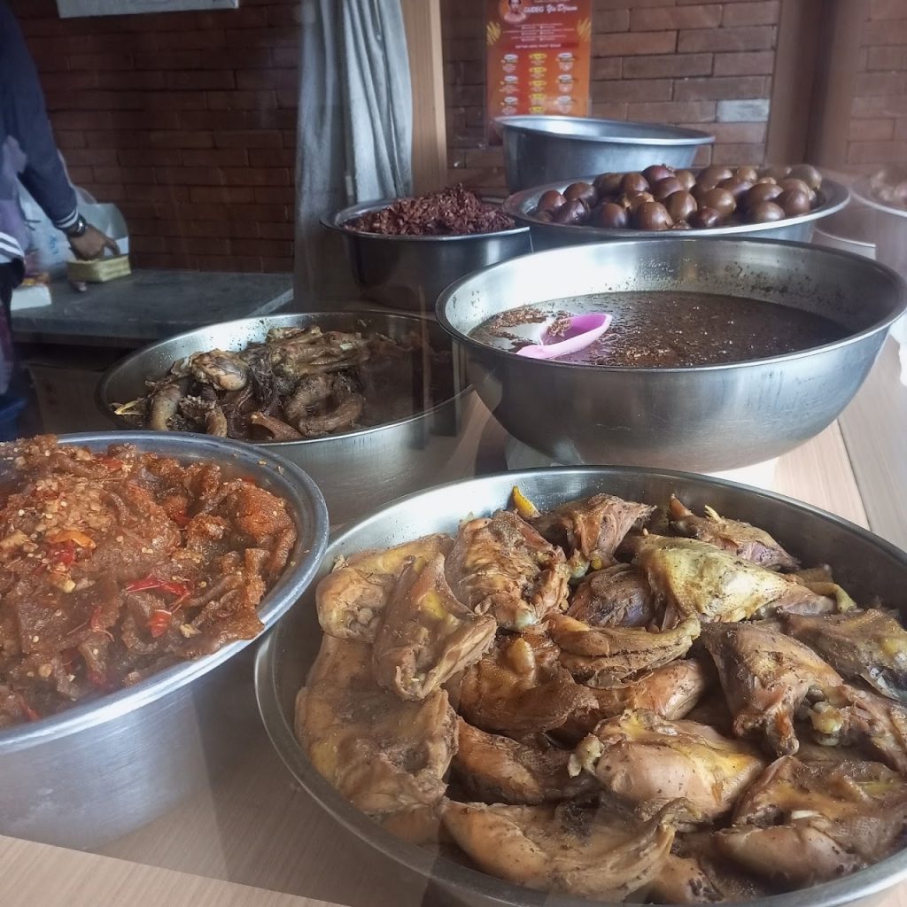 Gudeg Yu Djum Cabang Jl. A.M. Sangaji: Ikon Gudeg Kering Legendaris Sejak 1951 di Jantung Kota Yogyakarta Gudeg Yu Djum Cabang Jl. A.M. Sangaji: Ikon Gudeg Kering Legendaris Sejak 1951 di Jantung Kota Yogyakarta