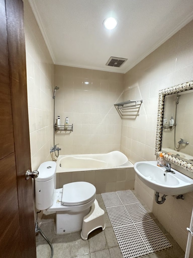 Kamar utama Incity Villa Yogyakarta memiliki fasilitas yang lebih lengkap, termasuk kamar mandi dalam dengan bathtub, shower air panas, dan toilet duduk. Kamar utama Incity Villa Yogyakarta memiliki fasilitas yang lebih lengkap, termasuk kamar mandi dalam dengan bathtub, shower air panas, dan toilet duduk.