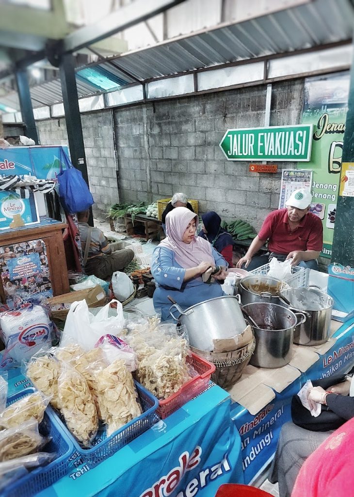 Berbeda dengan menikmati dessert di kafe modern, mencicipi jenang Bu Gesti di Pasar Lempuyangan menghadirkan pengalaman kuliner tradisional yang autentik. Berbeda dengan menikmati dessert di kafe modern, mencicipi jenang Bu Gesti di Pasar Lempuyangan menghadirkan pengalaman kuliner tradisional yang autentik.