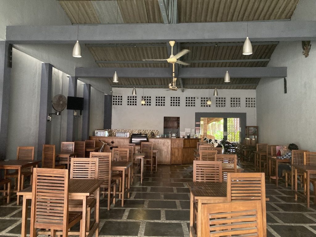 Konsep ruang di Marko Milk & Coffee memadukan area indoor dan outdoor. Konsep ruang di Marko Milk & Coffee memadukan area indoor dan outdoor.
