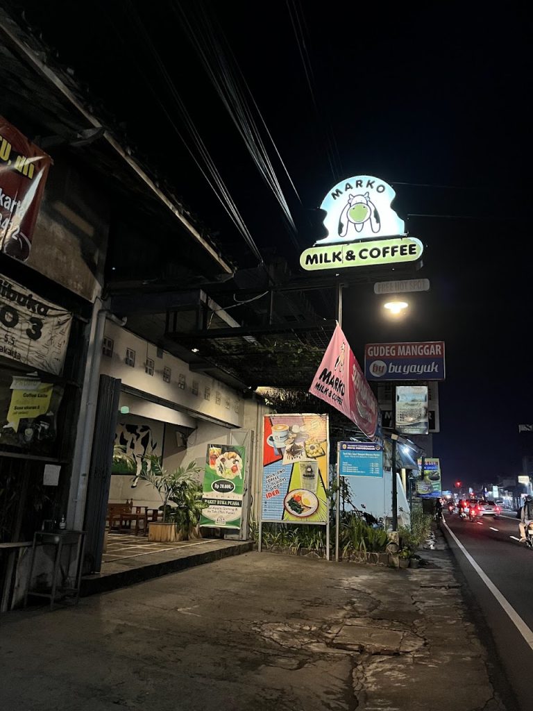 Berlokasi di Jl. Wates Km.3 No.68, Kadipiro, Ngestiharjo, Kasihan, Bantul, Kedai Susu Marko Milk & Coffee ini berada di jalur strategis penghubung Kota Yogyakarta menuju wilayah Bantul. Berlokasi di Jl. Wates Km.3 No.68, Kadipiro, Ngestiharjo, Kasihan, Bantul, Kedai Susu Marko Milk & Coffee ini berada di jalur strategis penghubung Kota Yogyakarta menuju wilayah Bantul.