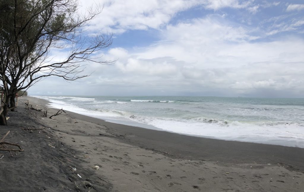 Pantai Trisik: Pesona Alam Pedesaan Pesisir yang Autentik di Kulon Progo, Yogyakarta Pantai Trisik: Pesona Alam Pedesaan Pesisir yang Autentik di Kulon Progo, Yogyakarta