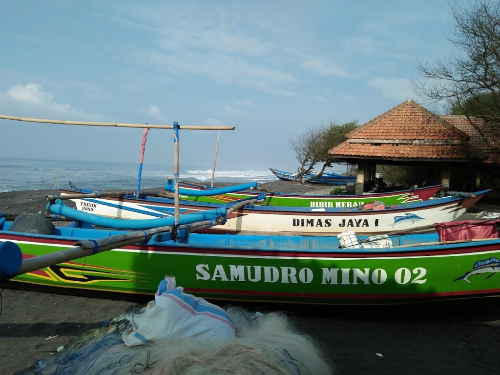 Mengamati Aktivitas Nelayan Lokal Di Pantai Trisik. Mengamati Aktivitas Nelayan Lokal Di Pantai Trisik.