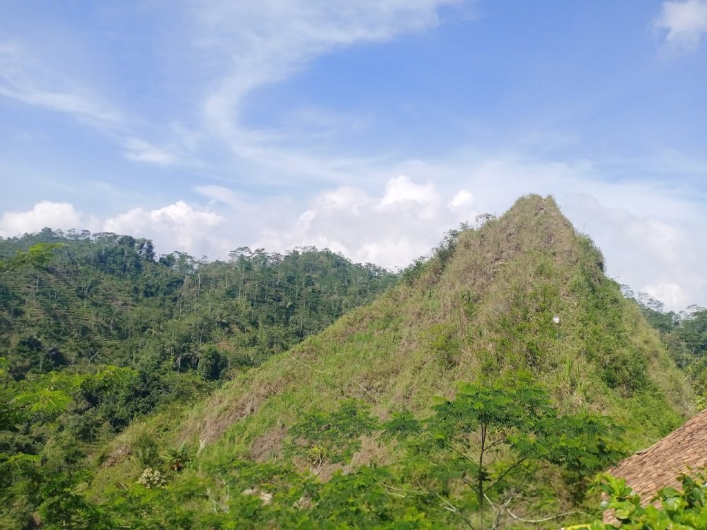 Panorama Alam yang Menakjubkan di Puncak Kukusan dan Puncak Kendeng Panorama Alam yang Menakjubkan di Puncak Kukusan dan Puncak Kendeng