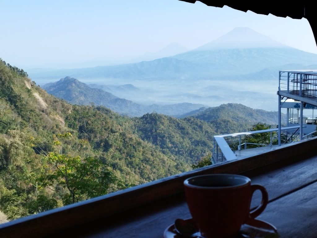 Puncak Kukusan dan Puncak Kendeng di Kulon Progo: Panorama Alam dan Sunrise yang Mempesona Puncak Kukusan dan Puncak Kendeng di Kulon Progo: Panorama Alam dan Sunrise yang Mempesona