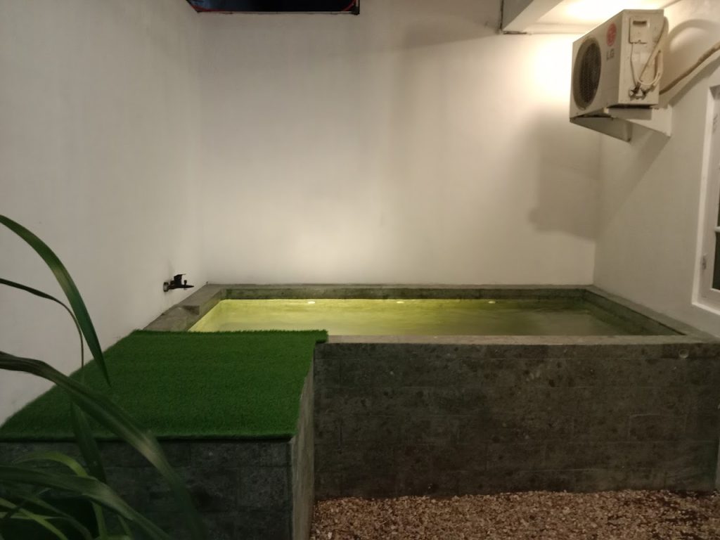 Whirlpool di area luar Homestay D.O.A Tamansiswa Jogja menjadi sorotan tersendiri terutama bagi keluarga atau pasangan muda yang ingin bersantai. Whirlpool di area luar Homestay D.O.A Tamansiswa Jogja menjadi sorotan tersendiri terutama bagi keluarga atau pasangan muda yang ingin bersantai.