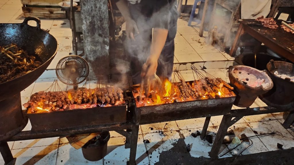 Kemunculan dalam film “Ada Apa dengan Cinta? 2” membuat Sate Klathak Pak Bari semakin dikenal secara nasional. Kemunculan dalam film “Ada Apa dengan Cinta? 2” membuat Sate Klathak Pak Bari semakin dikenal secara nasional.