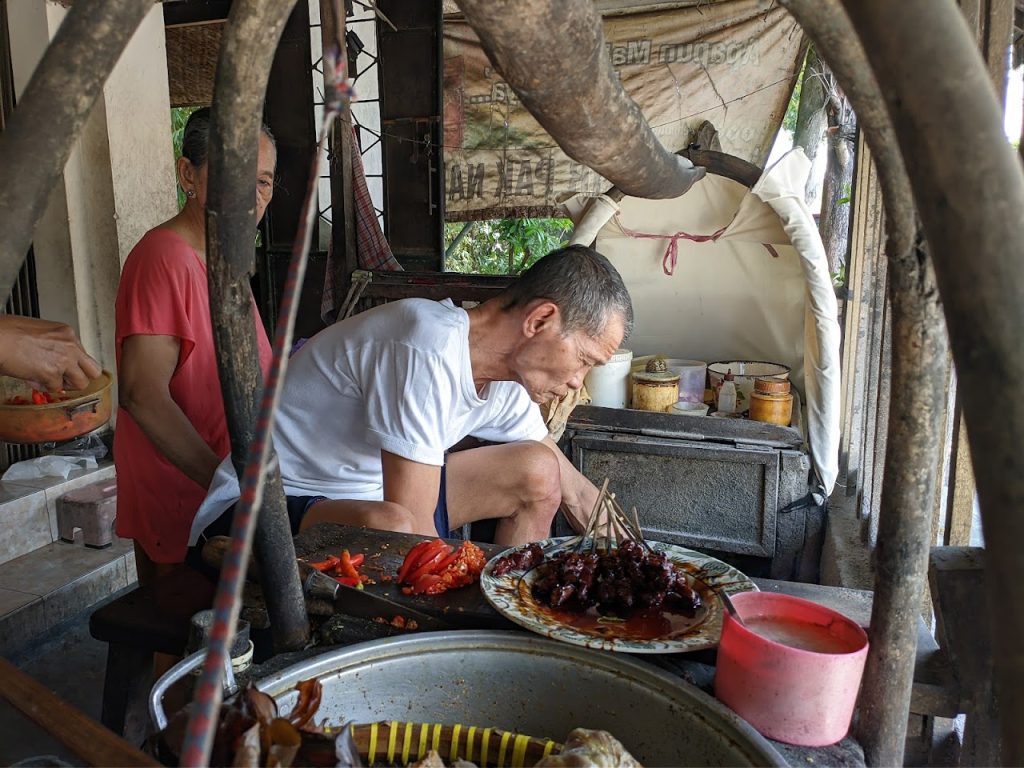 Proses Memasak Tradisional dan Suasana Warung Sate Petir Pak Nano Proses Memasak Tradisional dan Suasana Warung Sate Petir Pak Nano