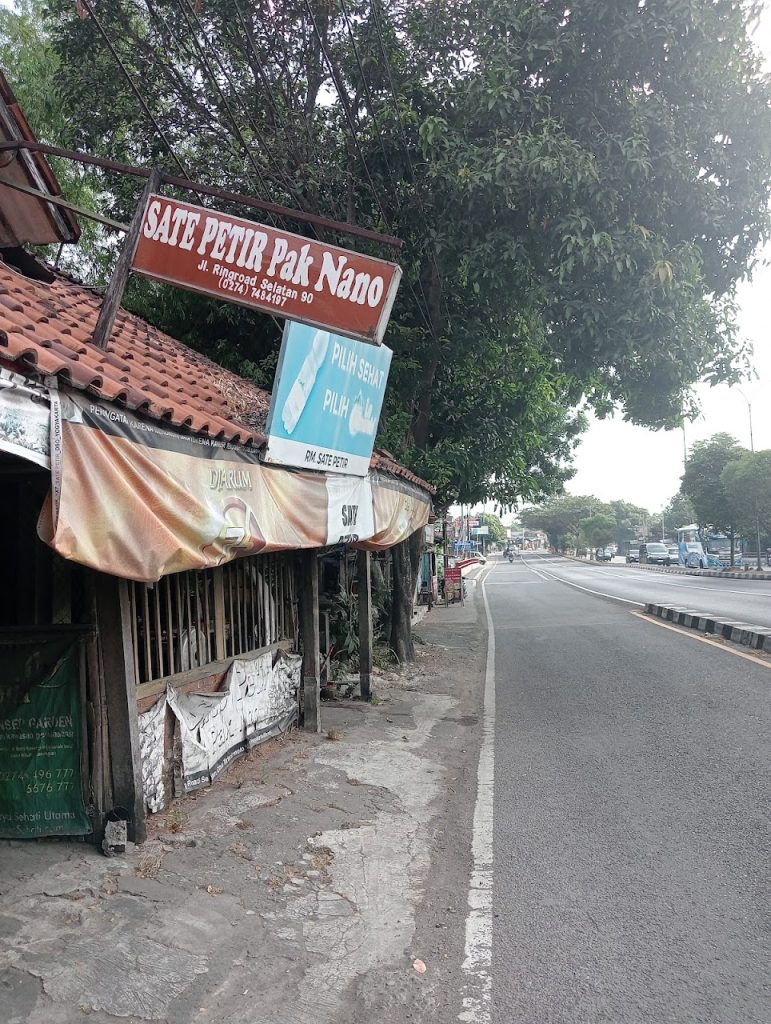 Lokasi Strategis dan Tips Berkunjung Sate Petir Pak Nano - Ikon Kuliner Pedas Legendaris di Yogyakarta Lokasi Strategis dan Tips Berkunjung Sate Petir Pak Nano - Ikon Kuliner Pedas Legendaris di Yogyakarta