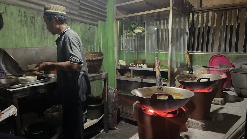Salah satu hal yang menarik tentang kunjungan ke Sego Godog Pak Pethel adalah Anda bisa menyaksikan langsung proses memasaknya di open kitchen warung tersebut. Salah satu hal yang menarik tentang kunjungan ke Sego Godog Pak Pethel adalah Anda bisa menyaksikan langsung proses memasaknya di open kitchen warung tersebut.