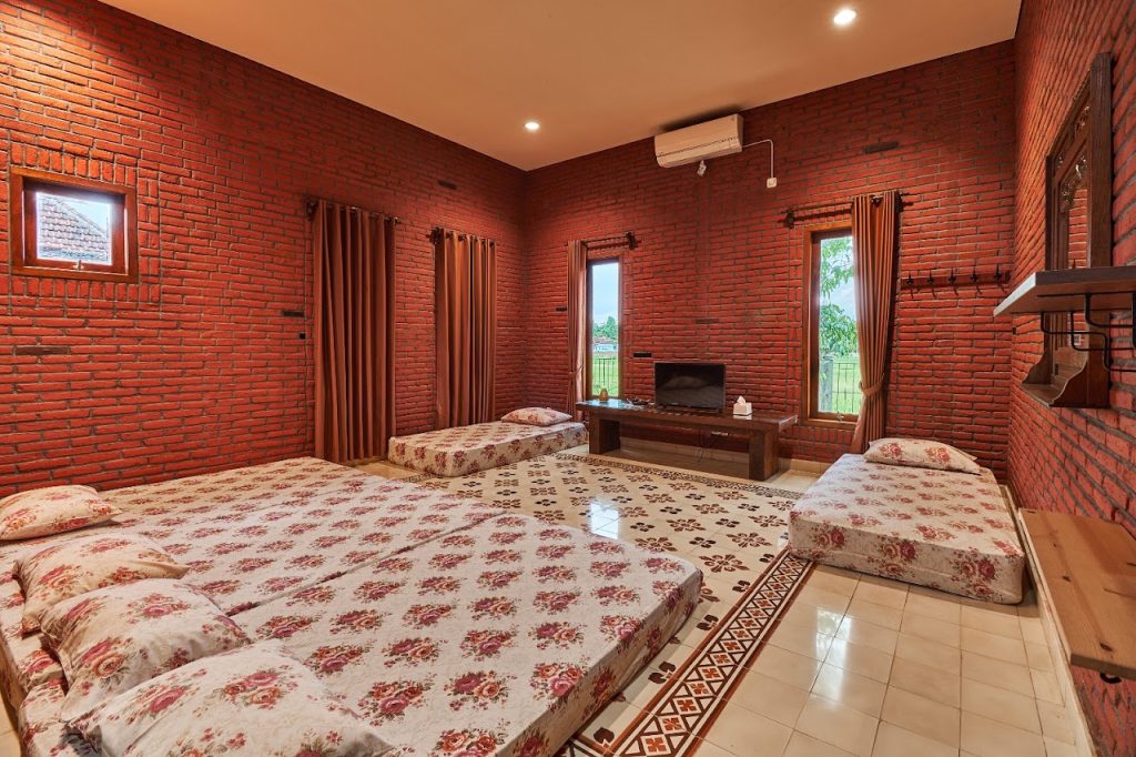 Bangunan utama Pak Dhe Homestay memiliki empat kamar tidur berukuran besar. Bangunan utama Pak Dhe Homestay memiliki empat kamar tidur berukuran besar.