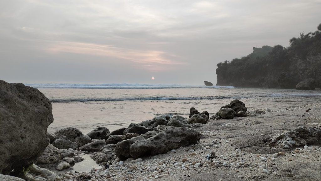 Pantai Pringjono, Pantai Tersembunyi di Gunungkidul yang Cocok untuk Menepi dari Keramaian Pantai Pringjono, Pantai Tersembunyi di Gunungkidul yang Cocok untuk Menepi dari Keramaian