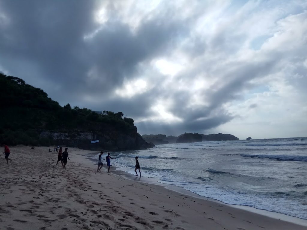 Aktivitas yang Cocok Dilakukan di Pantai Sanglen Aktivitas yang Cocok Dilakukan di Pantai Sanglen