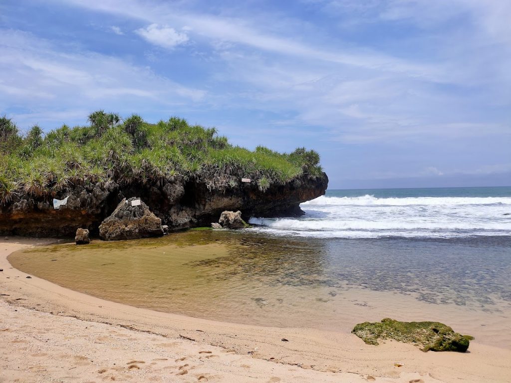 Pantai Sarangan Gunungkidul: Panduan Lengkap Wisata Pantai Tenang Dekat Krakal Pantai Sarangan Gunungkidul: Panduan Lengkap Wisata Pantai Tenang Dekat Krakal