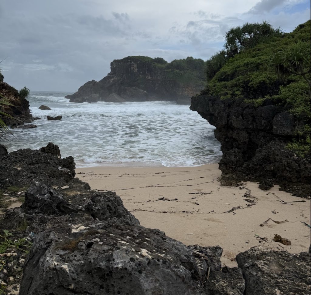 Pantai Sarangan Gunungkidul: Panduan Lengkap Wisata Pantai Tenang Dekat Krakal Pantai Sarangan Gunungkidul: Panduan Lengkap Wisata Pantai Tenang Dekat Krakal